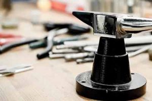 Kuvassa pieni hopea-alasin.