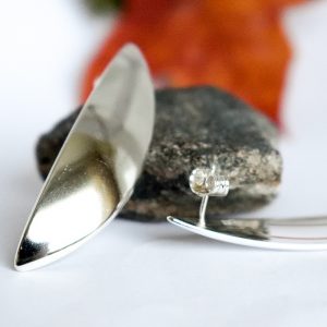 Lehdet-korvakorut, jotka on muotoiltu hopeisen, ruotsalaisen ruokalusikan pesästä. Koruissa on tappikiinnitys.