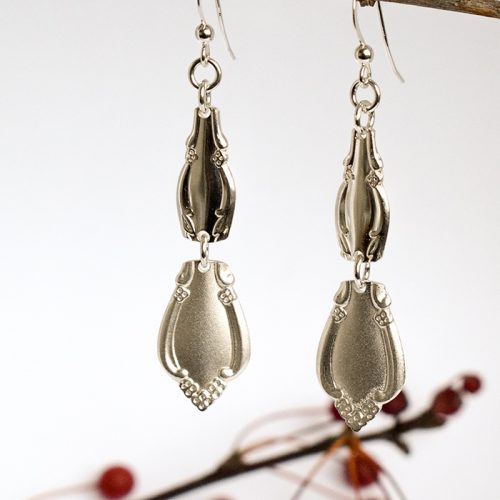 Diana-korvakorut, riippuvat, jotka valmistettu hopealusikoiden varsista.