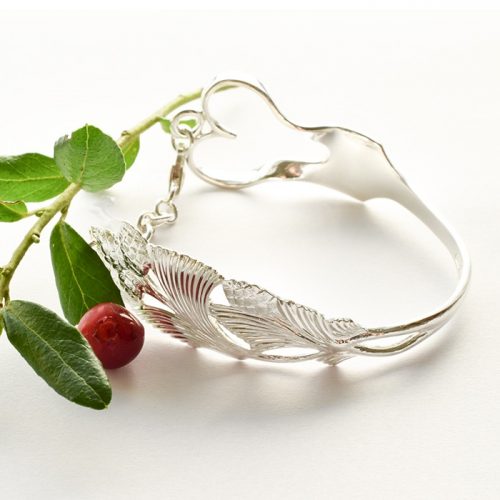 Sydänkäpy-rannekoru, joka on muotoiltu hopeahaarukasta.