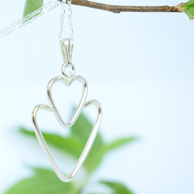 Tuplasydän-riipus, joka on muotoiltu 2 mm paksuisesta kierrätetystä Sterling-hopealangasta.