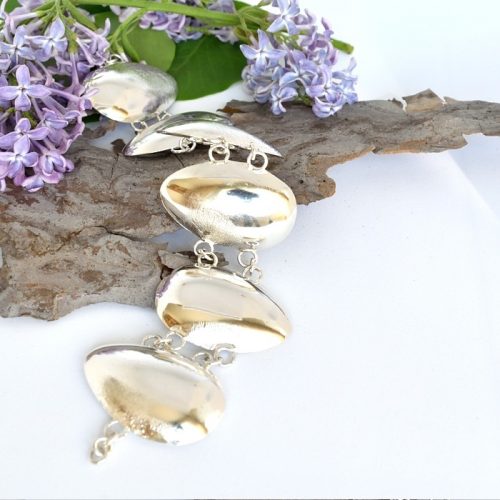 Rantakivet-rannekoru, joka valmistettu kuudesta hopealusikan pesästä.