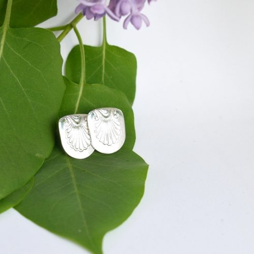 Simpukka-tappikorvakorut, jotka valmistettu hopeisista Musla-lusikoista.