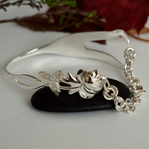 Ruusunen-sydänrannekoru, joka on muotoiltu hopeisesta leikkelehaarukasta.