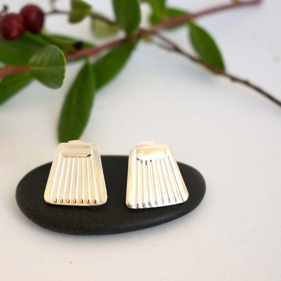 Raita-tappikorvakorut, jotka on muotoiltu hopeisten Suomi-kahvilusikoiden varsien päistä.