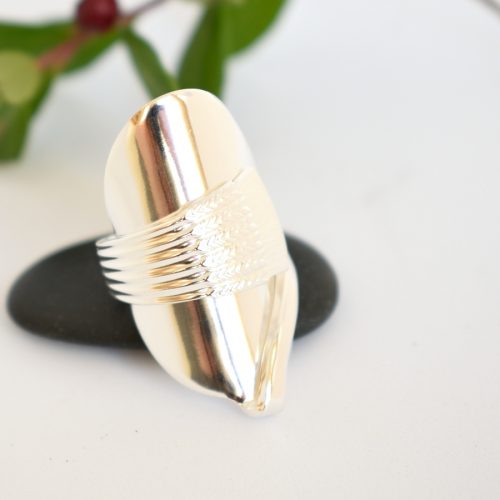 Kuvassa kokonaisesta Tähkä-hopealusikasta valmistettu sormus.