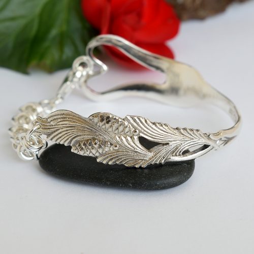 Pieni-sydänkäpy-rannekoru on designattu hopeisesta leikkelehaarukasta.