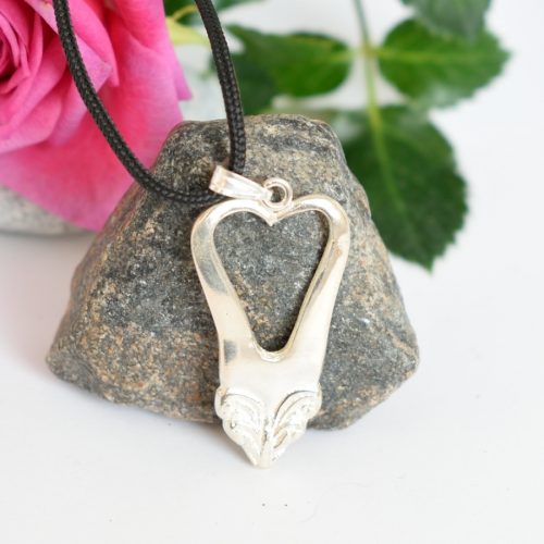 Sydämeni-riipus, joka on muotoiltu hopeisesta leikkelehaarukasta