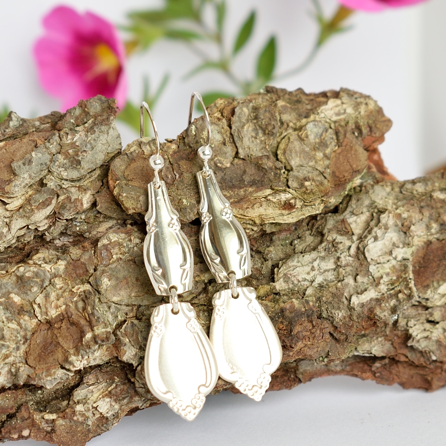 Diana-korvakorut, jotka on muotoiltu hopeisten Diana-lusikoiden varsista. Korvakorujen yläosa on kiiltävä ja alaosa mattapintainen, hiekkapuhallettu. Sirot ja elegantit korut sopivat hyvin hääkoruiksi tai juhlakoruiksi.