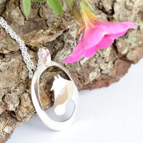 Hevonen-riipus, joka on muotoiltu hopeisen kahvilusikan pesästä. Riipuksen leveys on 25 mm ja korkeus 40 mm.