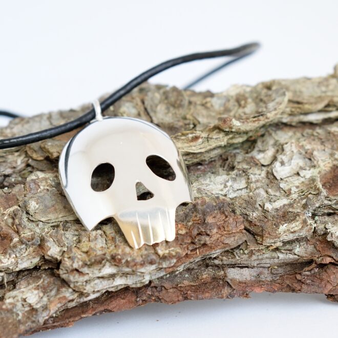 Kallo-riipus, joka on designattu hopealusikan pesästä. Riipusnauha nahkaa.