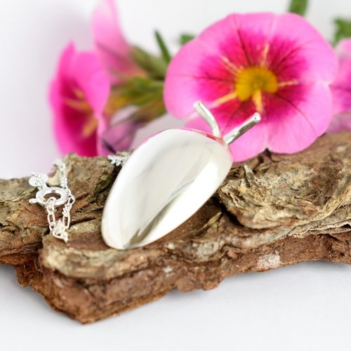 Koppakuoriainen-riipus on designattu hopealusikan pesästä.