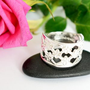 Princess-sormus on valmistettu hopeisen ruotsalaisen kahvilusikan varresta. Sormuksen leveys on 14 mm