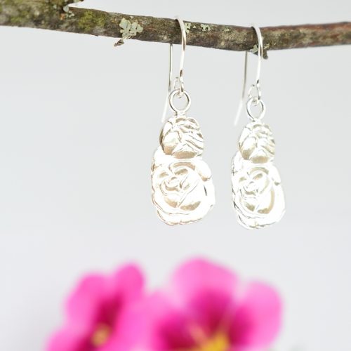 Ruususet-korvakorut on designattu hopeisten ruusuisten lusikoiden varsista.