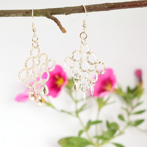 Suvi-korvakorut on muotoiltu Sterling-hopeisista taotuista pienistä renkaista. Korujen koristeena hopealaukkaset.