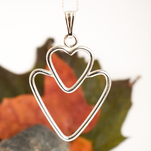 Kuvassa Sterling-hopealangasta muotoiltu tuplasydänriipus.