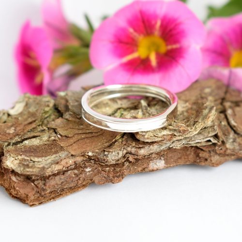 Vanne-sormus on muotoiltu kahden hopeisen lusikan varren kapeasta osasta.