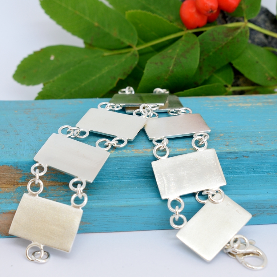 Laattapolku-rannekoru on valmistettu sulatetuista hopealusikanosista valmistetusta levystä.