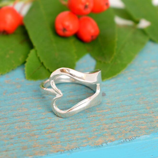 Rakkaus-haarukkasormus, joka on muotoiltu pienestä, hopeisesta leikkelehaarukasta. Haarukan piikeistä on muotoiltu sydän.