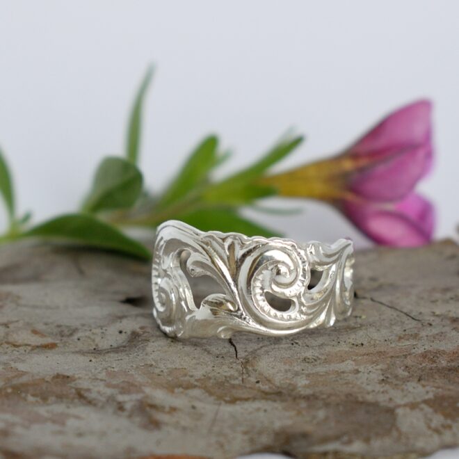 Kaunis pitsimäinen hopealusikan varresta valmistettu sormus.