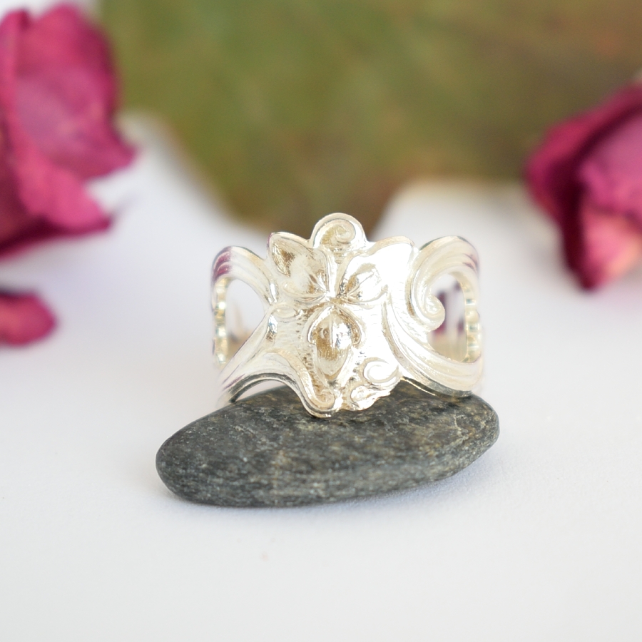 Iiris-sormus, joka on muotoiltu hopeisen sokerilusikan varresta.