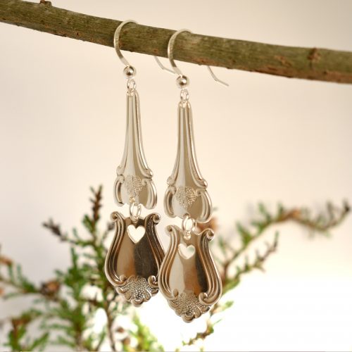 Romantica-korvakorut, jotka on muotoiltu hopeisten Romantica-lusikoiden varsista.