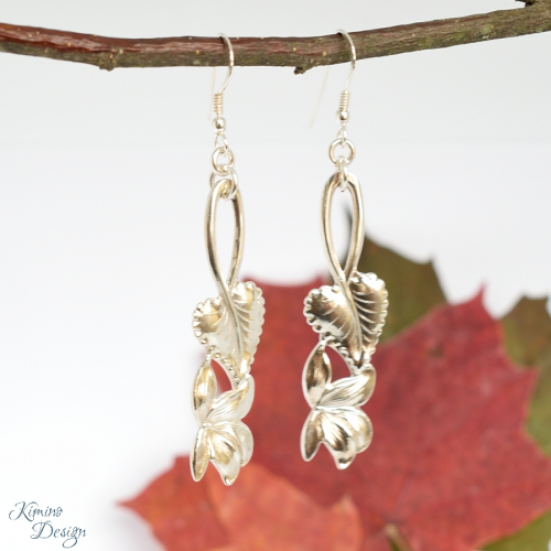 Syklaami-korvakorut, jotka on valmistettu hopeisten kuukausilusikoiden varsista.