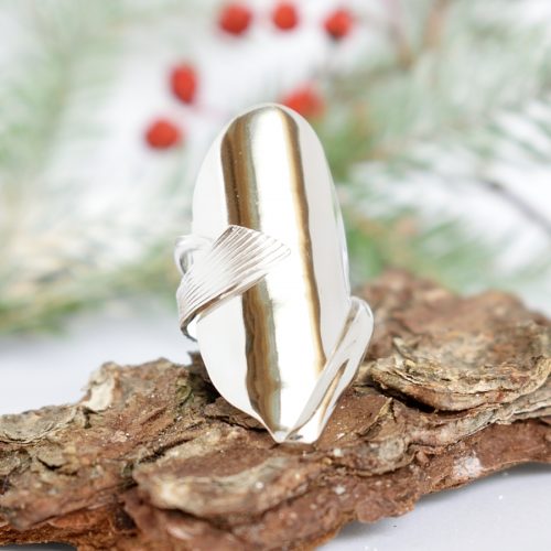 Vilja-kokolusikkasormus, joka on muotoiltu kokonaisesta, hopeisesta Vilja-kahvilusikasta.