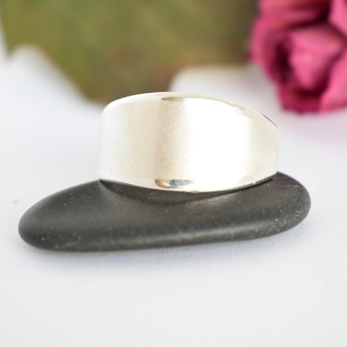 Aaron-sormus, joka on valmistettu hopeisen kahvilusikan varresta. Sormuksen pinta on hiekkapuhallettu.