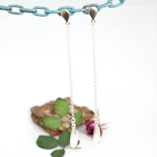 Valuva-kyynel-ketjukorvakorut, jotka on valmistettu Sterling-hopeisesta ketjusta ja kyyneleet on muotoiltu hopeisten lusikoiden varsista.