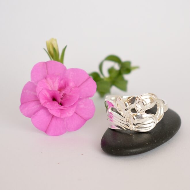 Kielot-sormus, joka on muotoiltu hopeisen Kielot-kahvilusikan varsiosasta.