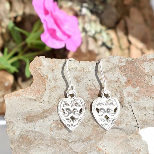 Pitsisydän-korvakorut, jotka on muotoiltu hopeisten norjalaisten kahvilusikoiden varsista. Pienten sirojen korujen koko on 10 x 15 mm.