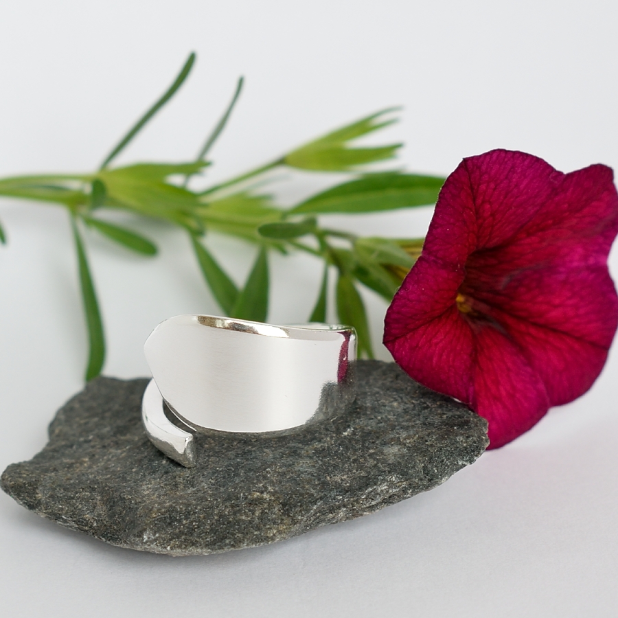 1919-sormus on muotoiltu yli 100-vuotiaan suomalaisen hopealusikan varresta. Sormus on kierresormus.