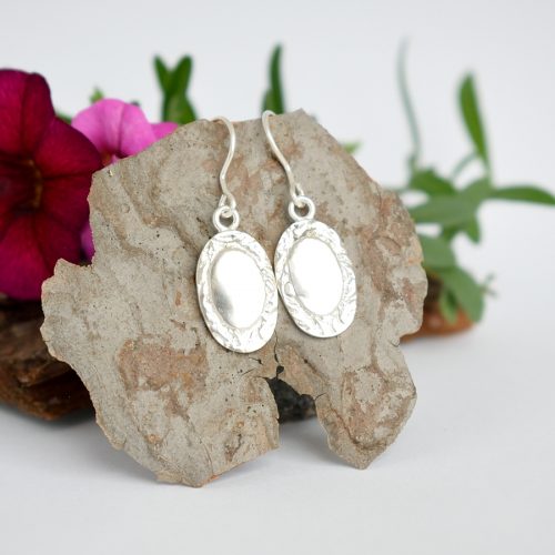 Peili-korvakorut, jotka on valmistettu hopeisten kahvilusikoiden varsien päistä. Korujen korkeus on 20 mm ja leveys on 12 mm.