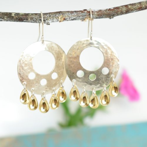 Sunna-korvakorut on muotoiltu hopeisten kahvilusikoiden pesistä. Korujen pinta on taottu. Korujen alaosaan on kiinnitetty hopeisia, kullattuja laukkasia lappalaisten korujen tyyliin.