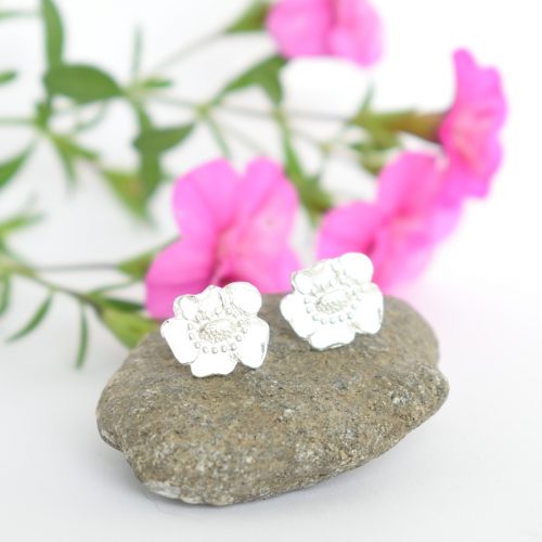 Unikko-tappikorvakorut on muotoiltu hopeisten kahvilusikoiden varsien kukista.