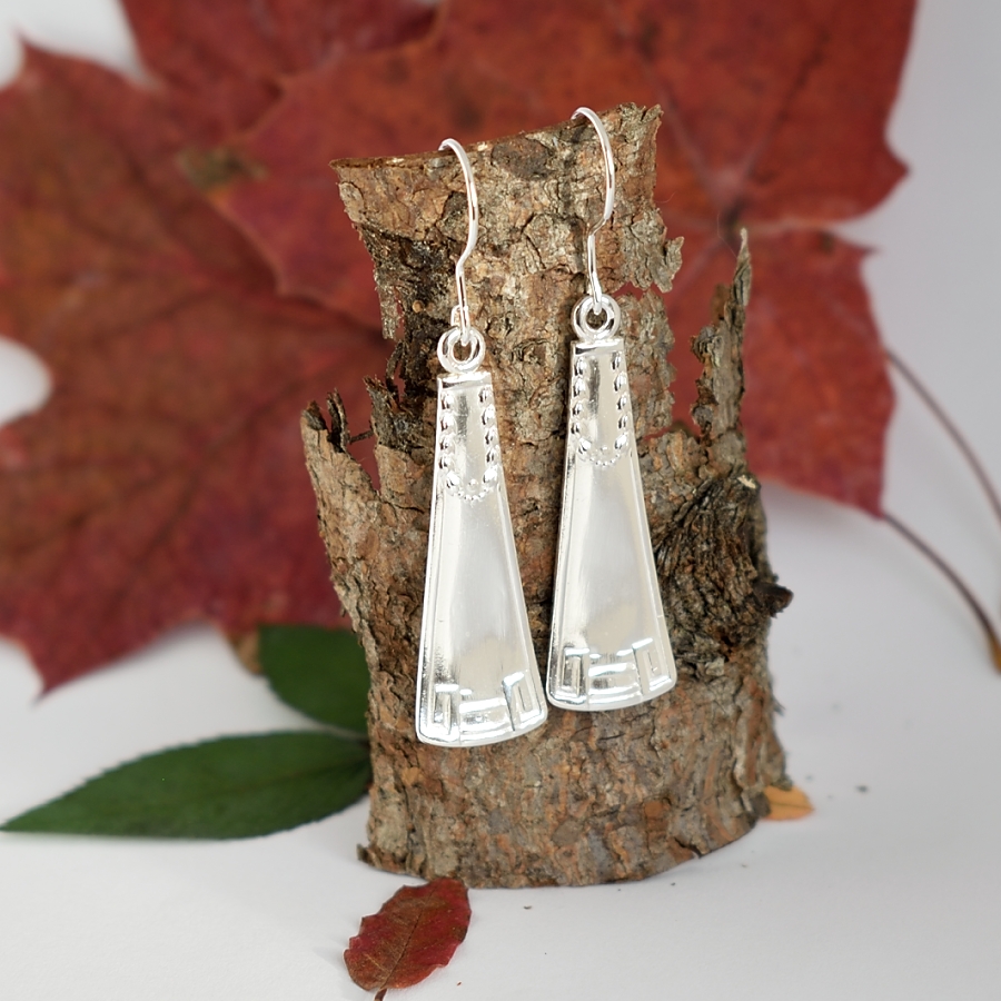 Lumo-korvakorut on valmistettu hopeisten kahvilusikoiden varsista. Lusikat ovat alun perin vuodelta 1914.