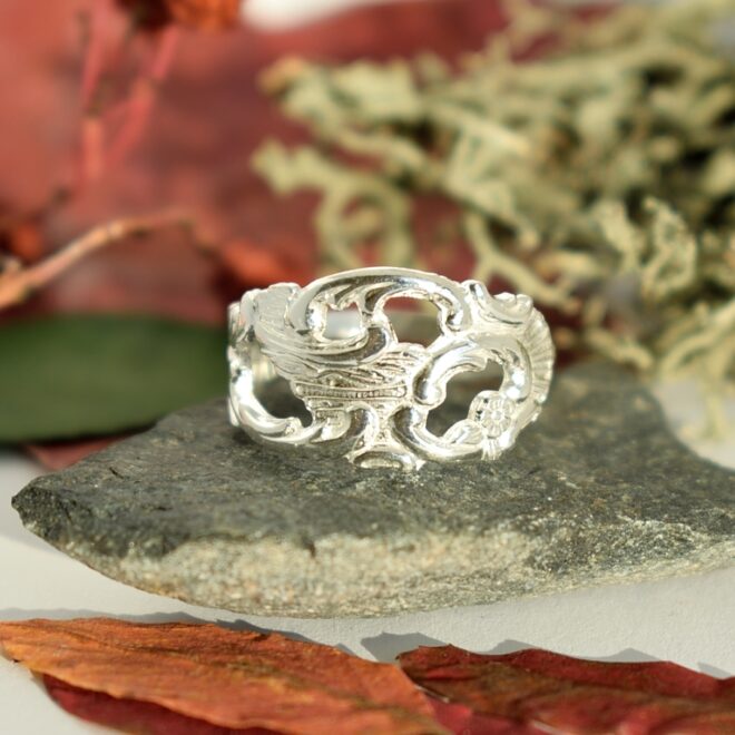 Hopeisen kahvilusikan varresta muotoiltu pitsikuvioinen sormus.