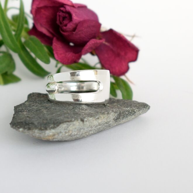 Utu-haarukkasormus, joka on muotoiltu pienestä hopeisesta 2-piikkisestä leikkelehaarukasta. Sormuksen pinta on osittain hiekkapuhallettu.