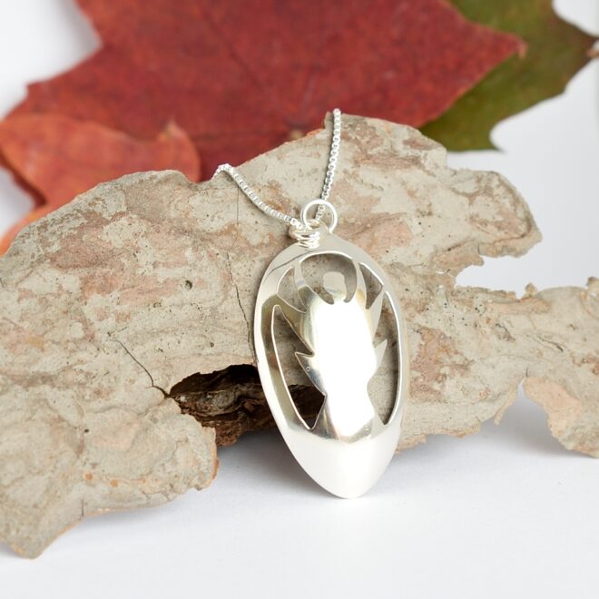 Enkeli-riipus, joka on muotoiltu hopeisen kahvilusikan pesästä.