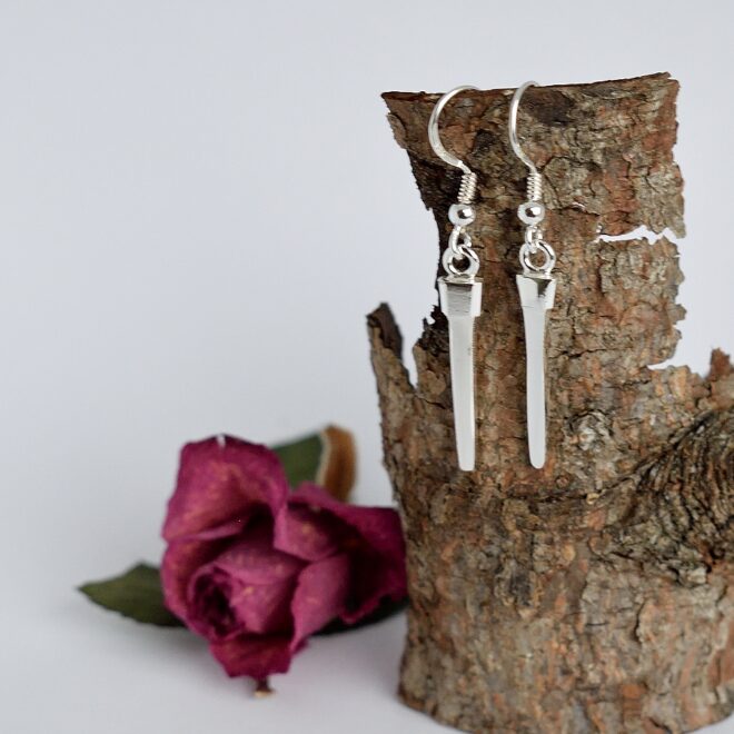 Naulat-korvakorut, jotka on valmistettu hopeisten kahvilusikoiden ohuista varsiosista.