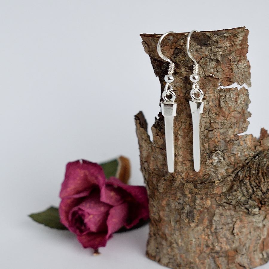 Naulat-korvakorut, jotka on valmistettu hopeisten kahvilusikoiden ohuista varsiosista.