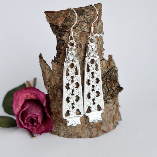 Princess-korvakorut, jotka on valmistettu hopeisten, ruotsalaisten kahvilusikoiden varsista. Kauniskuvioiset korvakorut soveltuvat hyvin hääkoruiksi tai juhlakoruiksi.