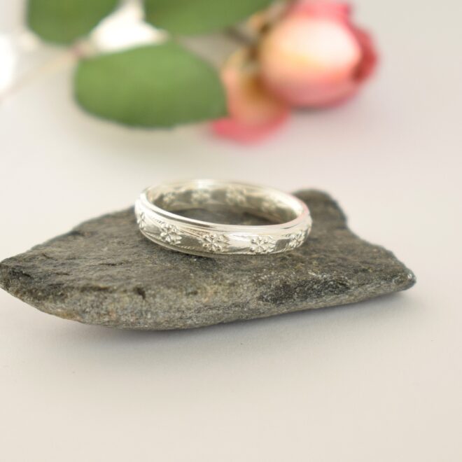 Kruunut-sormus, joka on valmistettu hopealusikan varresta.