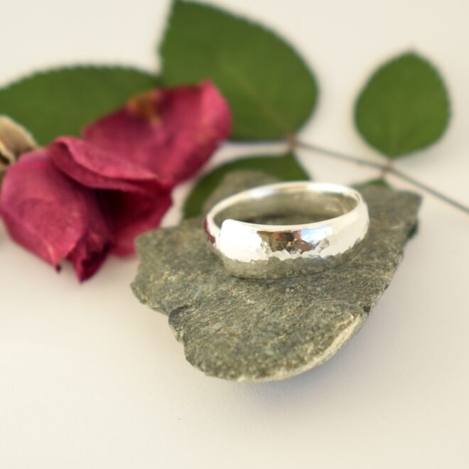 Kuu-takosormus, joka on valmistettu hopeisesta lusikan varresta. Sormuksen pinta on taottu.