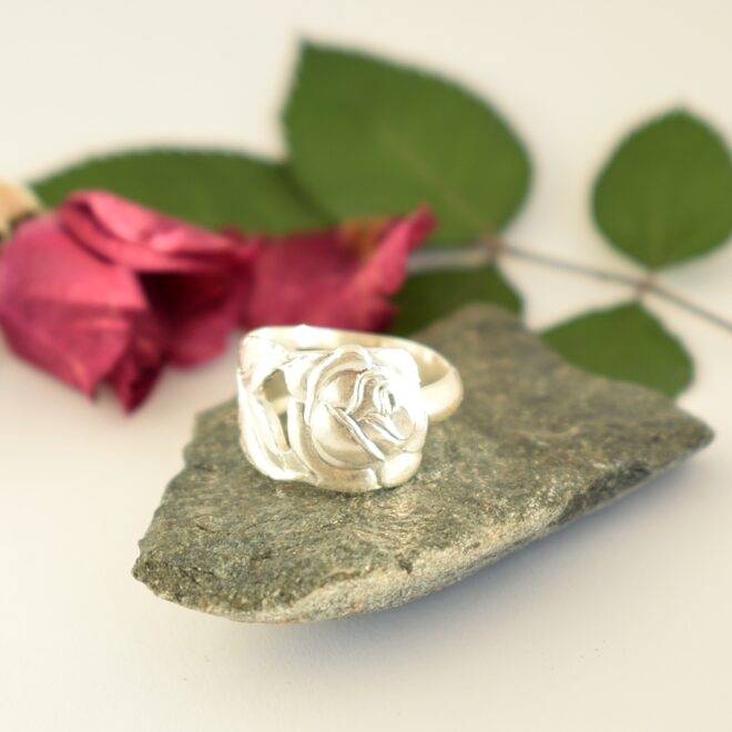 Pikkuruusu-sormus, joka on muotoiltu hopeisen mokkalusikan varresta.