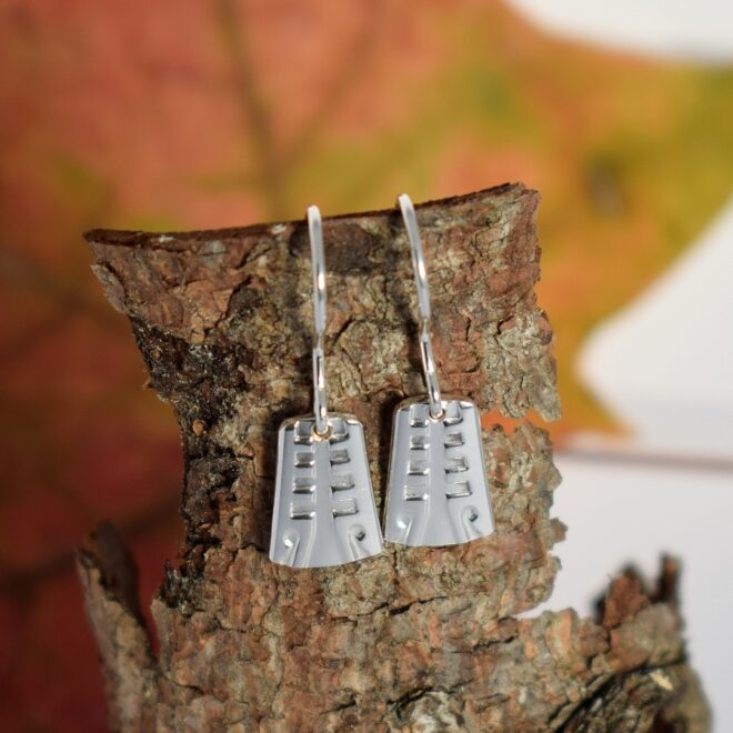 Ruudut-korvakorut, jotka on valmistettu hopeisten kahvilusikoiden varsista.