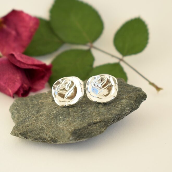 Ruusunen-tappikorvakorut on valmistettu hopeisten mokkalusikoiden varsien päistä