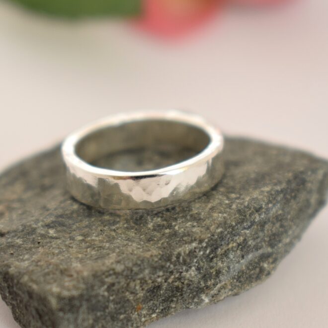 Säde-takosormus on muotoiltu kapeasta hopealusikan varresta. Sormuksen pinta on taottu.