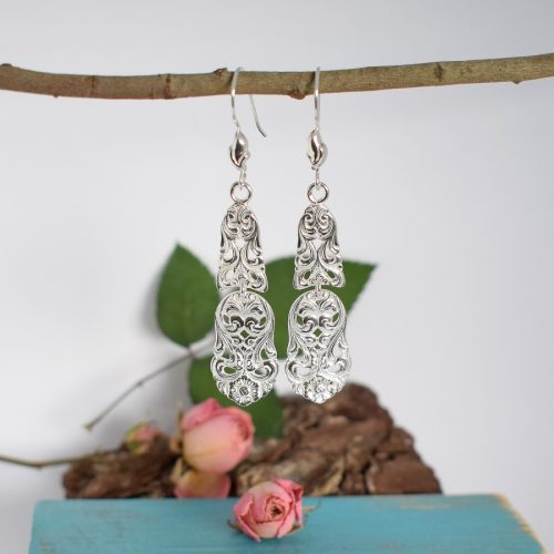 Unelma-korvakorut, jotka on valmistettu hopeisten, norjalaisten kahvilusikoiden varsista. Näyttävät pitsiset korvakorut soveltuvat hääkoruiksi tai juhlakoruiksi.